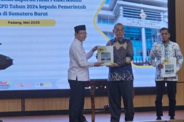 Kepala Perwakilan BPK-RI Provinsi Sumatera Barat, Sudarminto Eko Putra (tengah), menyerahkan Laporan Hasil Pemeriksaan atas LKPD Tahun 2024 kepada Wali Kota Zulmaeta di Aula BPK Sumbar